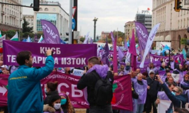 Górnictwo i związki zawodowe protestują przed budynkiem Rady Ministrów.