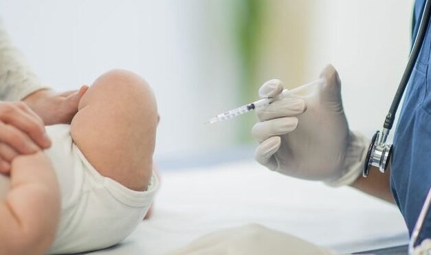 Liczba dzieci objętych obowiązkowymi szczepieniami przekroczyła poziom sprzed pandemii