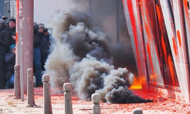 Protestujący „Vazrazhdane” szturmują budynek Komisji Europejskiej w Bułgarii