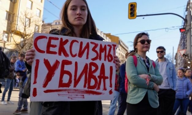 Protest: „Feminizm, nie militaryzm” przed budynkiem sądu w Sofii