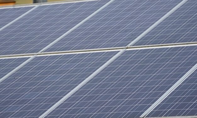 Zgodnie z nowymi zasadami zamontowaliśmy panel słoneczny na dachu