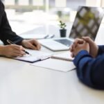W jaki sposób umowa o pracę gwarantuje prawa pracownicze