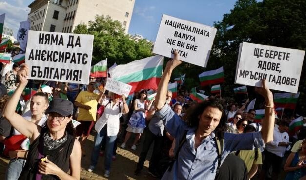 „Chcemy lewa! Nie euro!”: Żandarmeria blokuje drogę protestującym dla lewa