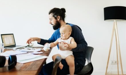 Rodzice dzieci do lat 8 mają prawo wyjść z pracy godzinę wcześniej