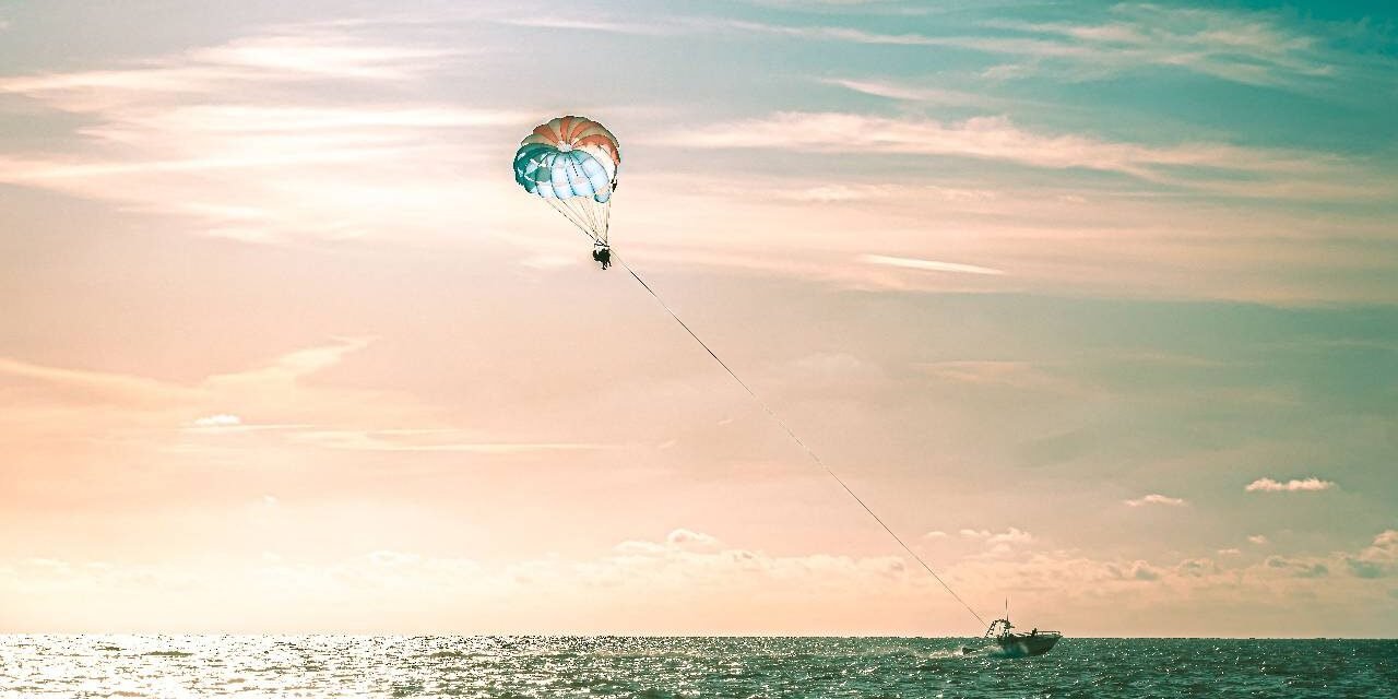 Minister zdrowia podał szczegóły zdarzenia, w którym dziecko zmarło po upadku ze spadochronu w Nesebyrze