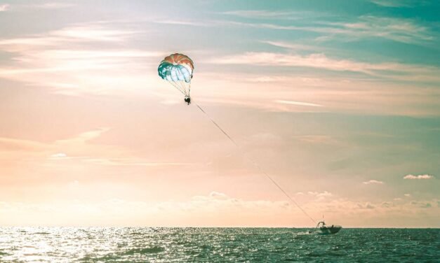 Minister zdrowia podał szczegóły zdarzenia, w którym dziecko zmarło po upadku ze spadochronu w Nesebyrze