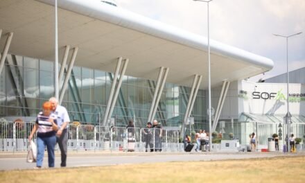 Opóźnieni pasażerowie złożyli fałszywe powiadomienie o podłożeniu bomby, aby zdążyć na samolot
