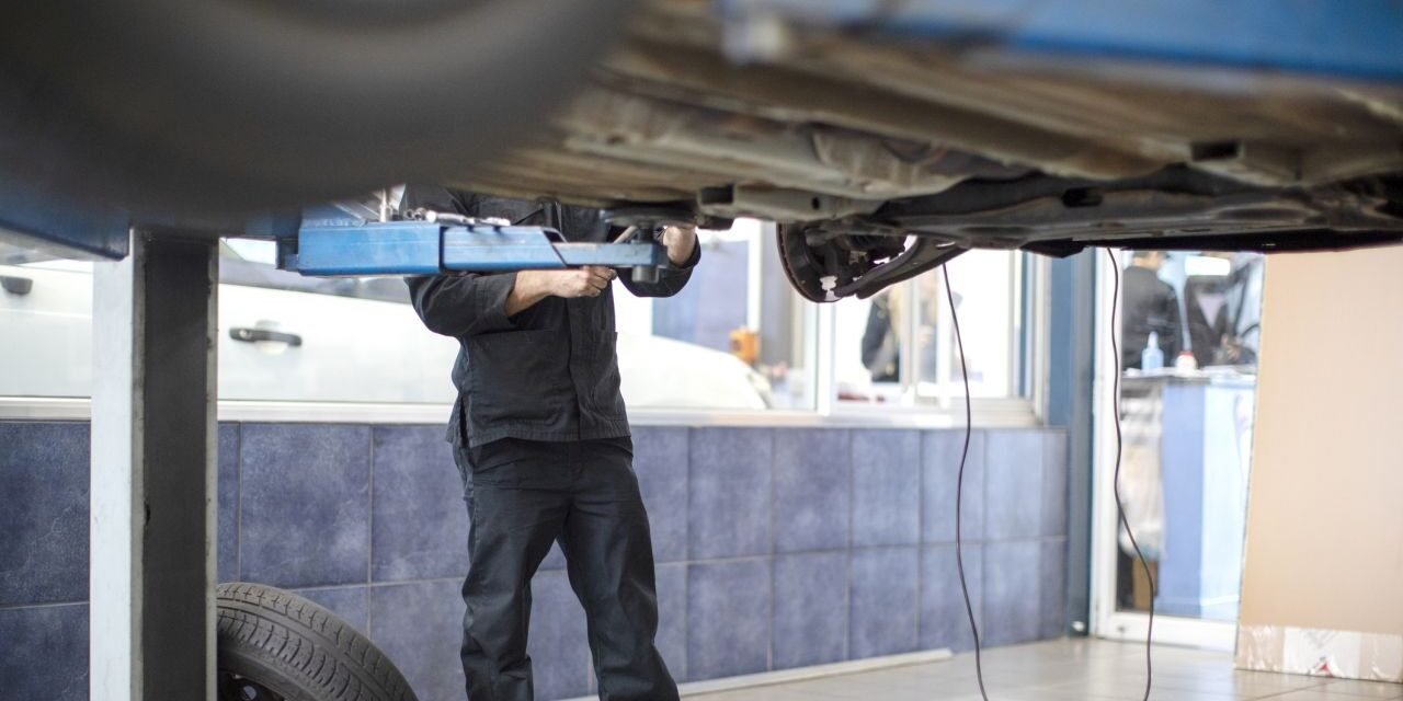 Naklejka informująca o zakończeniu kontroli  potwierdzające stan techniczny pojazdów drogowych